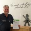 Der Raistinger Kaminkehrermeister Jens Thomas erhält für seine zahlreichen Umweltschutz-Maßnahmen im eigenen Betrieb eine Urkunde. 	