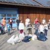 Nach dem Müllsammeln hat sich die Gruppe am Wertstoffhof in Adelsried getroffen. Doch immer wieder kamen weitere Freiwillige dazu. Am Ende waren mehr als 50 Sammler gekommen.