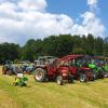 Mehr als 40 Traktoren waren bei der Bulldog-Wallfahrt in Osterzhausen auf der Wiese aufgereiht.