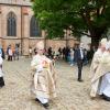 Nur wenige Gläubige verfolgten am Samstag vor dem Dom mit, wie die Weihe von Bischof Bertram Meier (Bildmitte) ablief. 