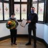 Camina Biller bekommt von Nördlingens Oberbürgermeister David Wittner die Urkunde über den Christel DeHaan-Sozialpreis überreicht.  	