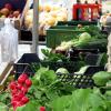 Obst und Gemüse - hier der Stand der Familie Wolf - bilden einen Schwerpunkt auf dem Friedberger Wochenmarkt. 