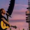 Im Hintergrund der Fernsehturm und das Riesenrad des Münchner Sommerfestes, im Vordergrund nur er: Ed Sheeran am Sonntag im Olympiastadion. 	 	