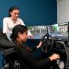 Fahrlehrerin Laura Giunta und Schülerin Aswaa am Steuer des Fahrsimulators in der neuen Fahrschule in Neusäß. 