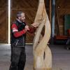 Es ist fast so, als wäre die Skulptur bereits im Holzangelegt gewesen. Der Künstler Markus Brinker legt sie nur noch frei. 	