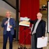 Professor Gerd Ganteför (rechts) erhält nach seinem Vortrag in der Paul-Winter-Realschule von Professor Holger Günzel, amtierender Präsident des Rotary Clubs Neuburg, als Präsent einen Kalender.