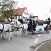 Beim Leonhardiritt am Sonntag in Ettlishofen fuhr ein Glockenwagen mit einer Friedensglocke, gezogen von fünf weißen Freibergern, mit.  