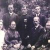 Pfarrer Leonhard Traub (Mitte) mit seiner Familie bei der Primiz im Sommer 1921. Auch hier trägt er noch seine Militärorden. 	