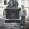 US-Soldat am Hessing-Denkmal: Nach dem Einmarsch 1945 beschlagnahmten die Amerikaner die Klinik als Lazarett. 	