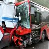 Linienbus kracht frontal in entgegenkommenden Lkw. Zehn Verletzte forderte dieser schwere Unfall.  	