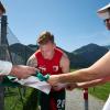 André Hahn schreibt Autogramme nach dem Training im Trainingslager Walchsee. 