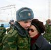 Ein junger Rekrut, der zum Militärdienst einberufen worden ist, umarmt seine Mutter.