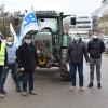 Milchbauern aus der Region fordern dringend höhere Milchpreise – auch von der Molkerei Gropper in Bissingen. Dort entstand das Bild bei der Übergabe eines Forderungsschreibens.  	