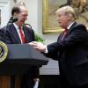 US-Präsident Donald Trump (rechts) reicht Ökonom David Malpass die Hände, nachdem er ihn als neuen Präsidenten der Weltbank vorgeschlagen hat.