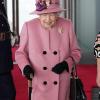 Die britische Königin Elizabeth II. (Mitte) kommt mit einem Gehstock zur Eröffnungszeremonie des walisischen Parlaments - ein ungewöhnlicher Anblick. 