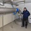 Tobias Knogler ist Wassermeister bei der Wasserzweckgemeinschaft Vilgertshofen, Thaining, Kinsau und Hofstetten. „Die Trinkwasserqualität ist gleichbleibend gut“, sagt der 24-Jährige. 