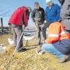 Mitarbeiter des Wasserwirtschaftsamts Donauwörth nahmen gestern Vormittag Gewässerproben.  