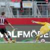 Jakub Sylvestr (l) vom 1. FC Nürnberg erzielt an Torwart Ramazan Özcan von Ingolstadt vorbei den Treffer zum 2:0.