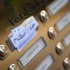 Einen Briefkasten in einem Mehrfamilienhaus hat ein Unbekannter versucht in Horgau aufzubrechen. 