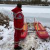 Nur mit einem Eisschlitten wagte sich die Wasserwacht auf den zugeforenen Riedlinger Baggersee, um von diesem die Ausrüstung von Eisanglern zu holen.
