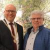 Peter Schweyer ist am Montag von Bürgermeister Gerrit Maneth (links) vereidigt worden. Bis zur Wahl im März ist er sicher Mitglied im Stadtrat. 
