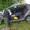 Bei einem Unfall in Hilbertshausen (Landkreis Günzburg) erlitt ein Autofahrer schwere Verletzungen. Er wurde mit dem Rettungshubschrauber abtransportiert.