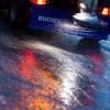 Wegen Eisglätte gilt eine Unwetterwarnung im Landkreis Landsberg. Streufahrzeug versuchen Straßen und Wege eisfrei zu halten.