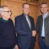 Wahlleiter Franz Weigl mit dem Bürgermeisterkandidaten der Merchinger CSU, Helmut Luichtl, und dem Landratsabgeordneten Peter Tomaschko (von links). 	