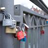 Als Symbol der Zuneigung befestigen viele Menschen Vorhängeschlösser an der Karolinenbrücke. Landsberger erzählen ihre Geschichte dazu. 