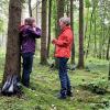 Beim Waldbaden im Eurasburger Forst wurde auch das Riechvermögen getestet.