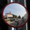 Ein sogenannter Trixi-Spiegel soll an der Kreuzung am Oberen Tor in Mindelheim Fahrern großer Fahrzeuge dabei helfen, Radfahrer und Fußgänger rechts neben sich besser zu sehen. 