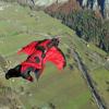 Eine Extrem-Sportart ist das Springen mit Wingsuits. 