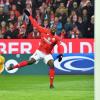 Mainz-Angreifer Jean-Philippe Mateta (r) lässt Freiburg-Keeper Alexander Schwolow keine Chance.