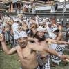 Auf Bali bewarfen sich Männer anlässlich des Vollmondfests "Siat Tipat" im Oktober mit Reisbällchen. Dies soll den Ausbruch des Mount Agung verhindern. Hoffentlich hat's geholfen.