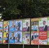 Die Gemeinde Dasing muss sich eingestehen, gegen eine Plakatflut keine rechtliche Handhabe zu besitzen und setzt stattdessen auf Freiwilligkeit.