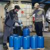 In der Chemiefabrik Karl Bucher wird Isopropanol in diese Zehn-Liter-Fässer gefüllt. Mitarbeiter Martin Sossna (links) und Firmenchef Stefan Bucher sind zu sehen.