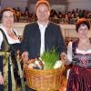 Pfarrer Rainer Maria Schießler war gestern als Hauptredner beim Landfrauentag im Dillinger Stadtsaal zu Gast. Die neu gewählte Kreisbäuerin Annett Jung (links) und ihre Stellvertreterin Gabi Schmid bedankten sich für seinen heiteren Vortrag mit einem Korb voller Vitamine.  	