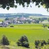 Von Dollnstein soll ein Wanderweg auch an Mauern vorbei, das im Bild von den Mauerner Höhlen aus zu sehen ist, über Rennerstshofen und Oberhausen nach Neuburg und weiter über Nassenfels zurück nach Dollnstein verlaufen: der Urdonautalsteig. 