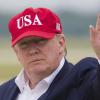 Donald Trump, Präsident der USA, winkt nach seiner Ankunft auf der Andrews Air Force Base.