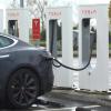 Ein Tesla «Model S» wird an einem «Supercharger» aufgeladen.