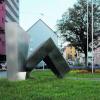 Helmut Schäffenackers Freiluftplastik "Duo 4/80" am Neu-Ulmer Augsburger-Tor-Platz. Der Künstler hat die Skulptur am Verkehrsknotenpunkt nach Ulm im Jahr 1980 geschaffen. Foto: roma