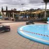 Zwar ist Wasser im Pool, aber niemand darf rein: Im Sporthotel Las Playitas auf der spanischen Insel Fuerteventura müssen die Gäste auf ihren Zimmern bleiben.