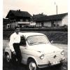 Sein hellblauer Fiat 600, Baujahr 1958, war der ganze Stolz von Ewald Glaß aus Diedorf. Jede Woche wurde es von ihm und seiner jetzigen Frau geputzt und gepflegt.