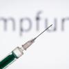 Eine Spritze wird vor einen Schriftzug "Impfung" gehalten. Gibt es noch in diesem Jahr einen Impfstoff gegen das Coronavirus?