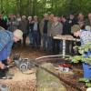 Auch der 8. Waldtag war wieder eine Großveranstaltung, die diesmal im Megesheimer Sachsenhart stattfand. Auf unserem Foto zeigt Jochen Oßwald aus Oberringingen „Waldarbeit anno dazumal“ mit einer alten Zwei-Mann-Motorsäge. Die Veranstaltung zog wieder Tausende von Besuchern an. 	 	