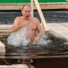 Wladimir Putin beim traditionellen Eisbaden. ist der russischer Präsident auch eiskalt, wenn es um zwielichtige Finanzgeschäften zu seinen Gunsten geht? 
