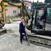 Dieser Bagger hat in Bäumenheim noch viel Arbeit vor sich. Am Marktplatz geht der Bau des Wohnhauses samt Bürgersaal und Restaurant jetzt richtig los. 