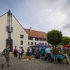 Was gab es da auf dem Altstadtflohmarkt in Nördlingen am Samstag nicht alles zu entdecken: Spielsachen, Kleider, Schuhe, Schmuck, Kunstgegenstände oder Körbe. Gerade am Vormittag war der Flohmarkt sehr gut besucht, die Besucherinnen und Besucher bummelten durch die Straßen. Unser Fotograf Josef Heckl war mit seiner Kamera unterwegs und hat einige Impressionen eingefangen.