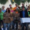 Ein lauer Sommerabend und ein verträumter See, der die letzten Sonnenstrahlen einfing, wurden zur perfekten Kulisse für das Sommerkonzert des Chors „Popchorn“ am Oberrieder Weiher bei Breitenthal. Einige Reihen zusätzlicher Bänke, gemütliche Decken im Gras und Plätze, sogar auf Booten, ergänzten das Platzangebot des voll besetzten Amphitheaters. 