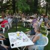 Im weitläufigen Lippgarten unter Bäumen kamen über 70 Mitglieder und Freunde des Meringer Bürgernetzes zum jährlichen Sommertreffen zusammen. 	